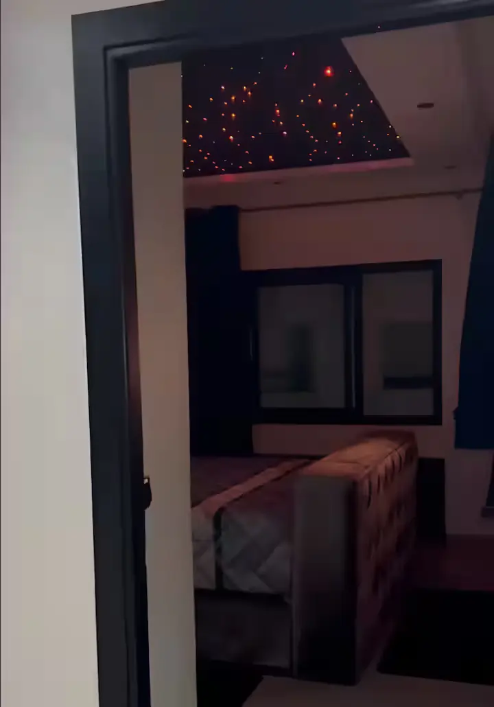 salle-de-bain-moderne-douche-italienne-marbre-beige Aménagement d'une salle de bain moderne avec douche à l'italienne vitrée, carrelage en grès cérame beige effet pierre et spots LED encastrés.